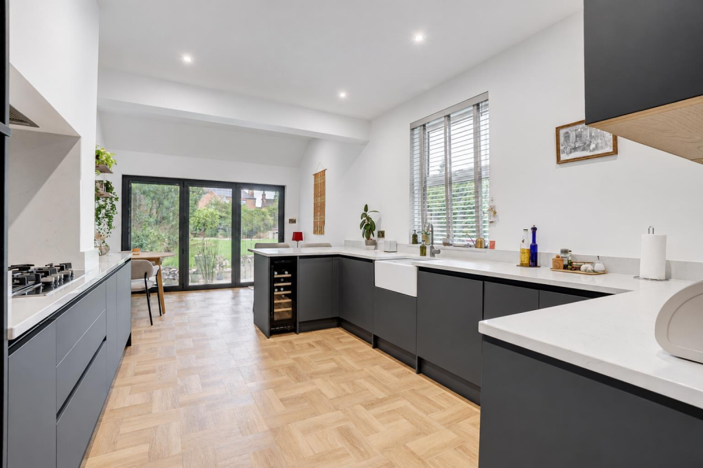 House in Rushcliffe, Lady Bay - More