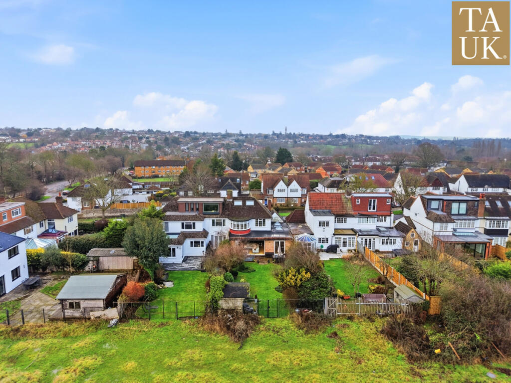 Cotswold Way, Enfield, EN2 photo 2