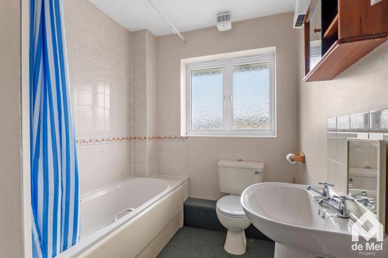 Lloyd Close, Cheltenham, Gloucestershire, GL51 photo 4