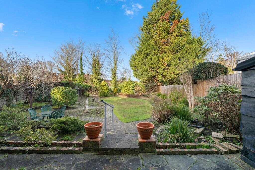 4 bed detached - Hinchley Drive, Esher, KT10 image 3