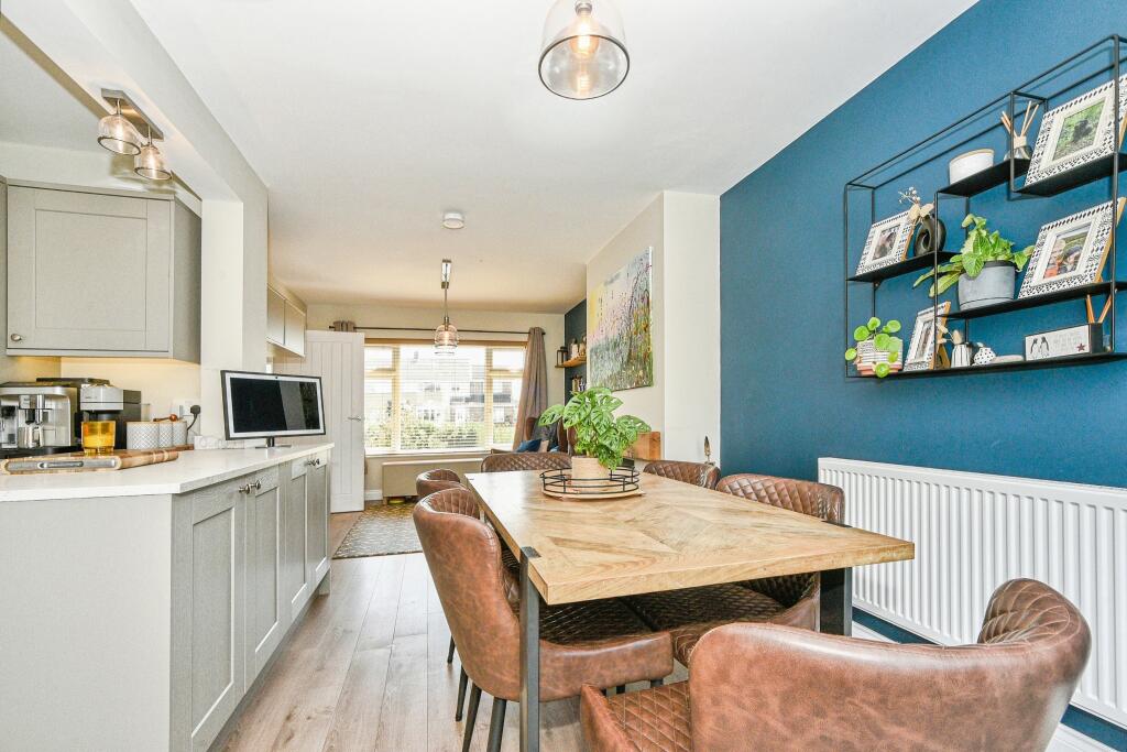 Blakeney Avenue - Nythe, Swindon, SN3 photo 4
