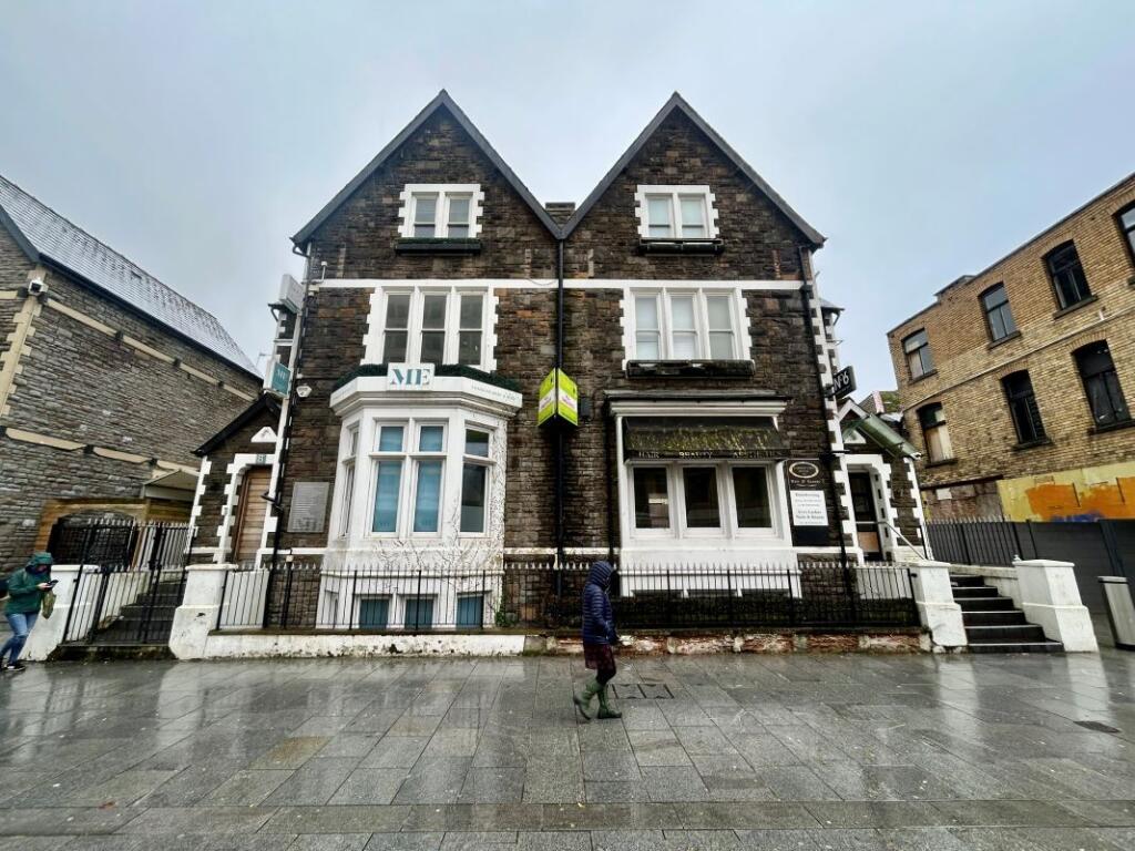 House in Cardiff, Crockherbtown, Castle - View 4