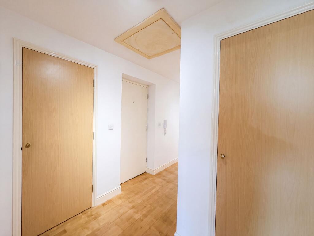 Apartment in Romford - More