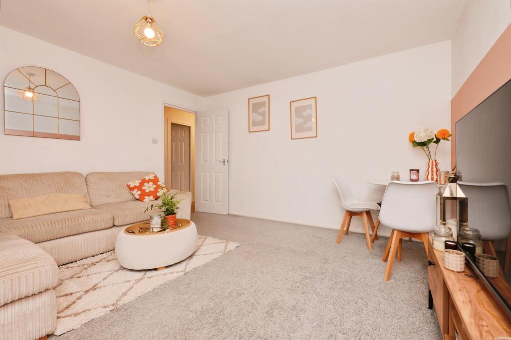 Apartment in East Hertfordshire, Ware - View 4