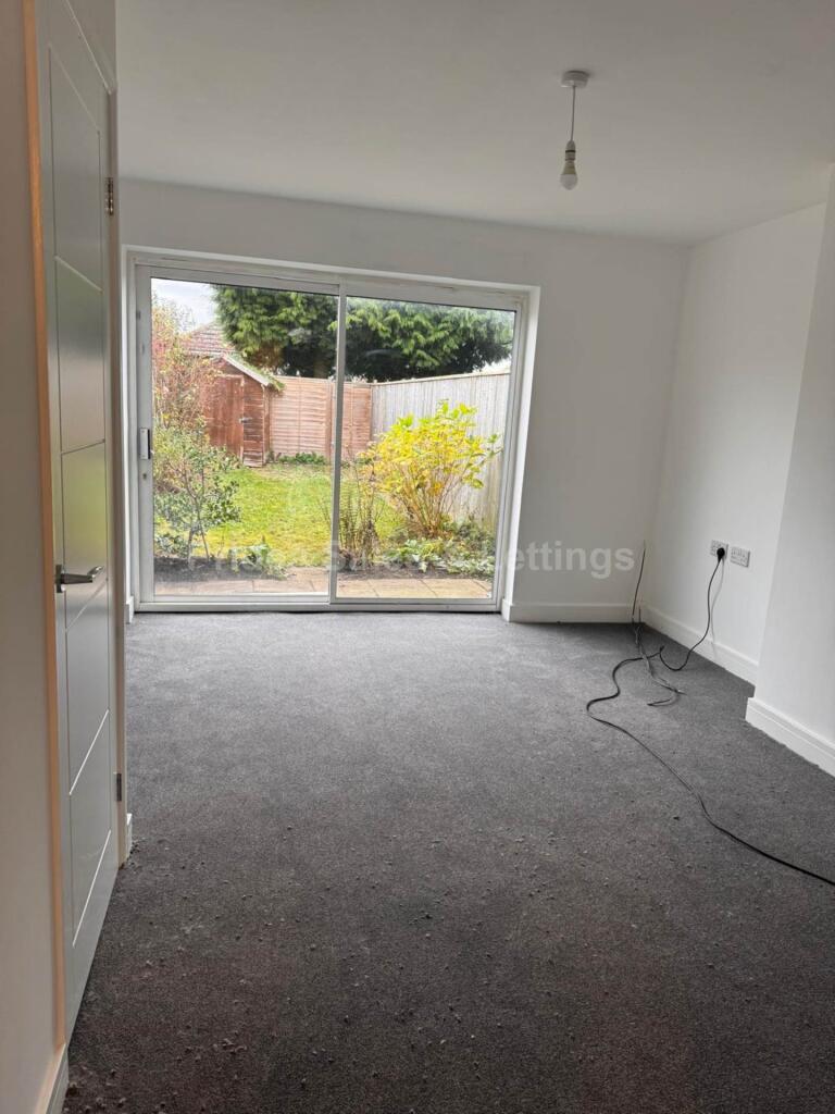 House in Lincoln - View 5