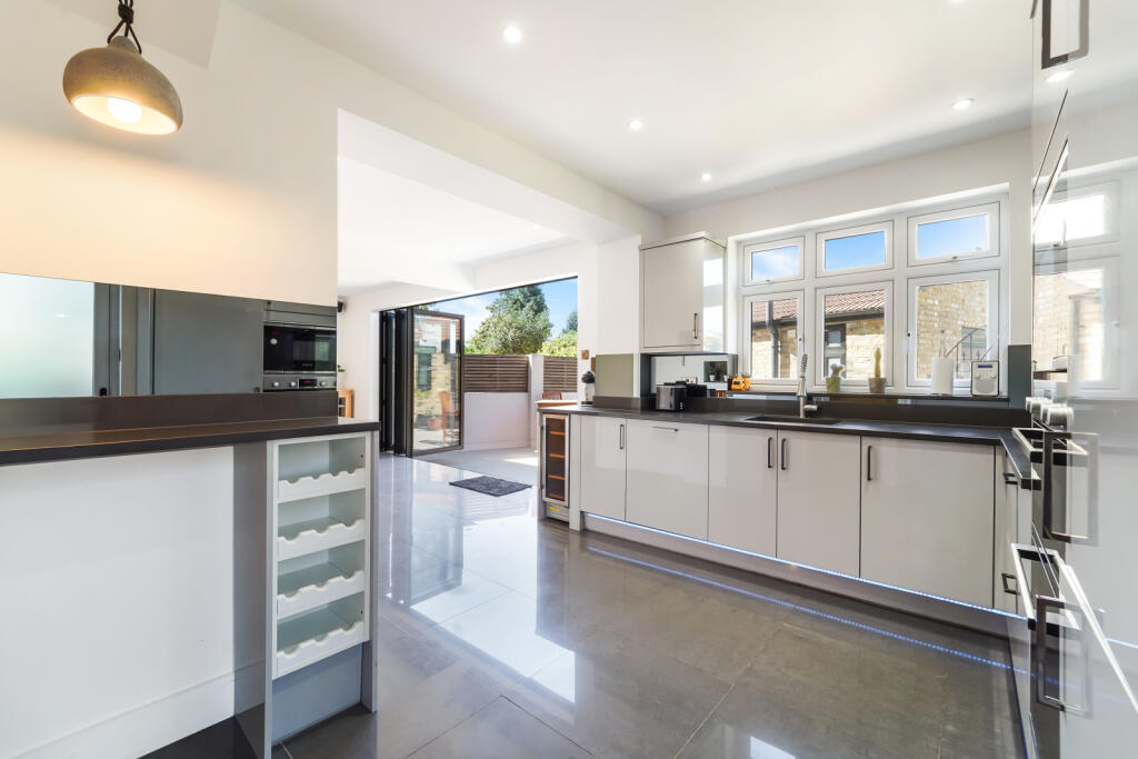 House in London, Royal Borough of Kingston upon Thames - View 4