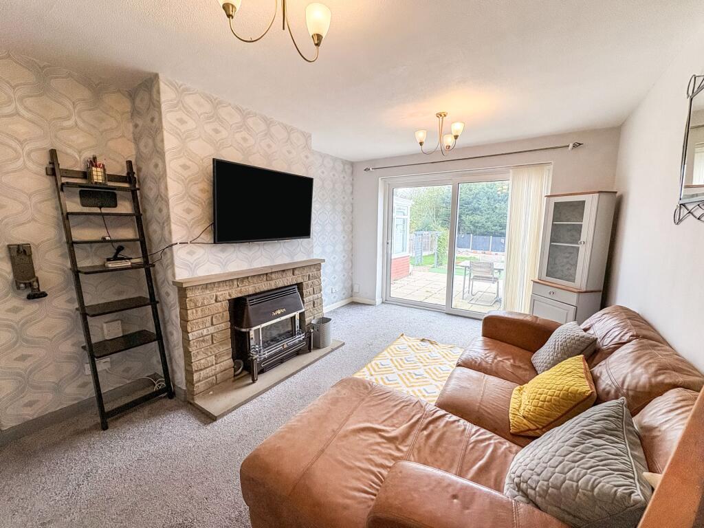 Curlew Crescent, Bedford photo 3