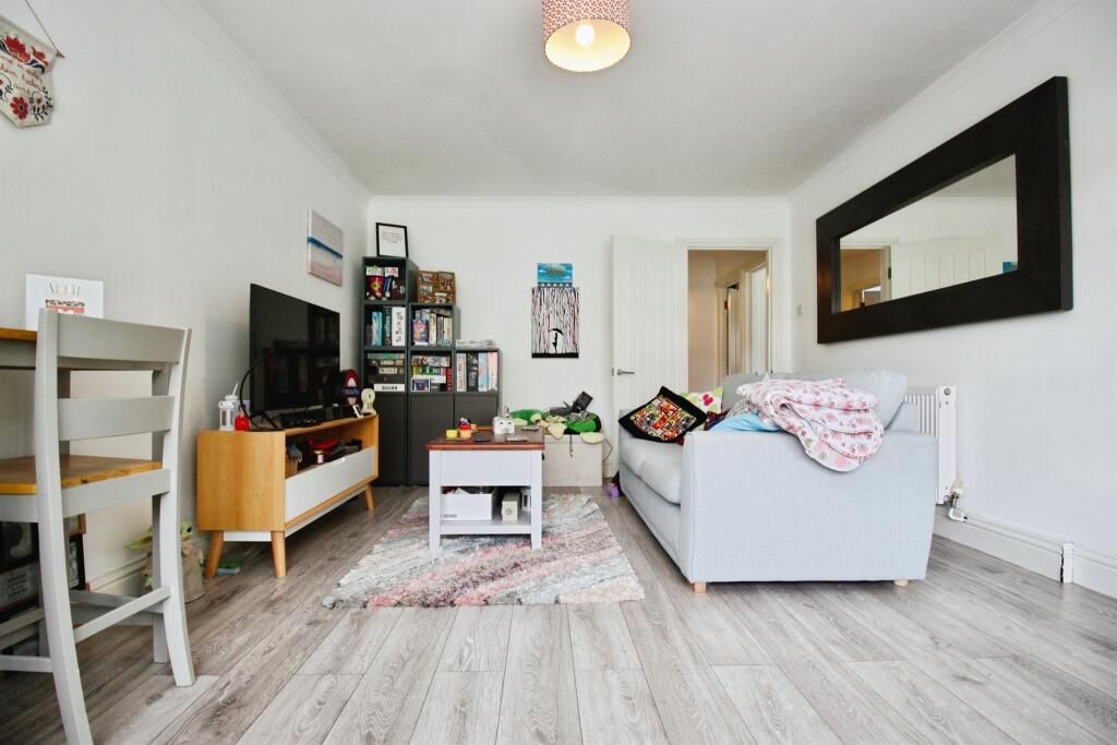 Apartment in Cardiff, Pentwyn - More