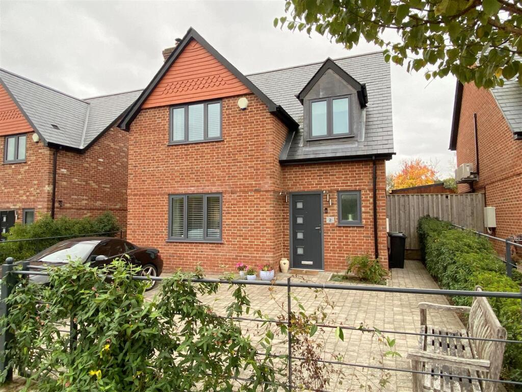 3-bed detached on Lopcombe Place, Wash Water, Newbury, £540,000