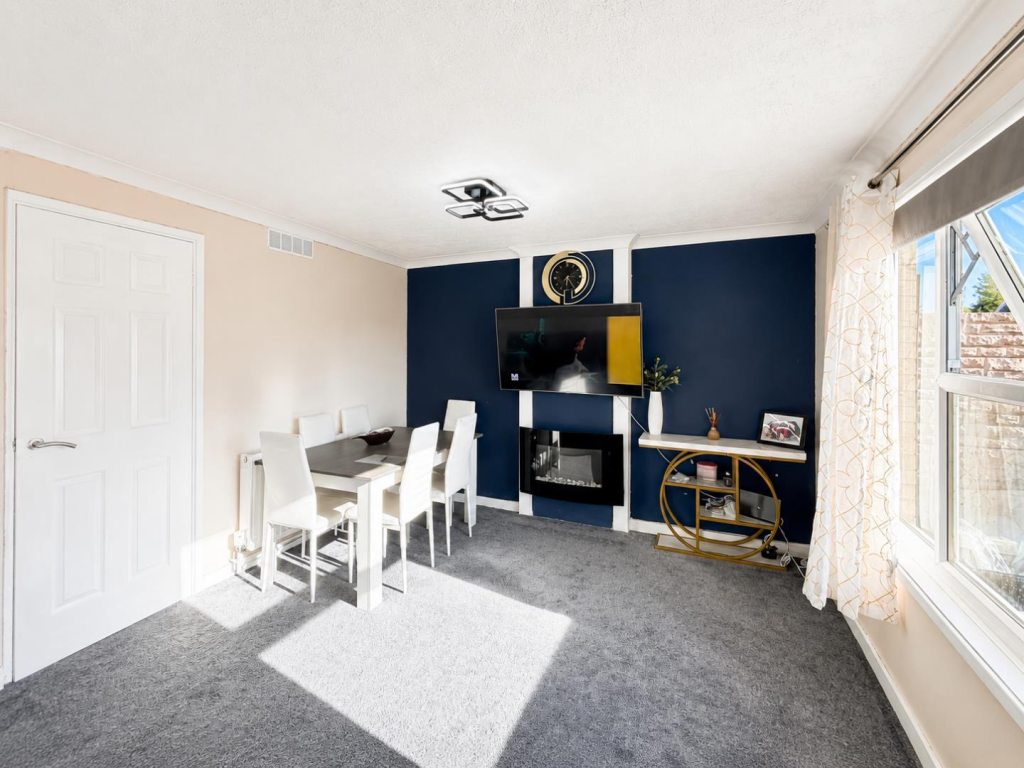 Brackenfield Square, Southfields, Northampton NN3 - View 3
