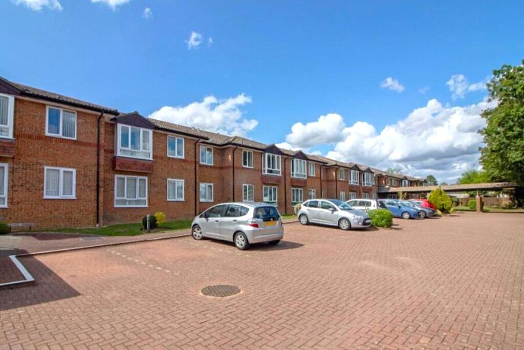 1-bed apartment on Holman Close, Waterlooville, Hampshire, PO8, £100,000