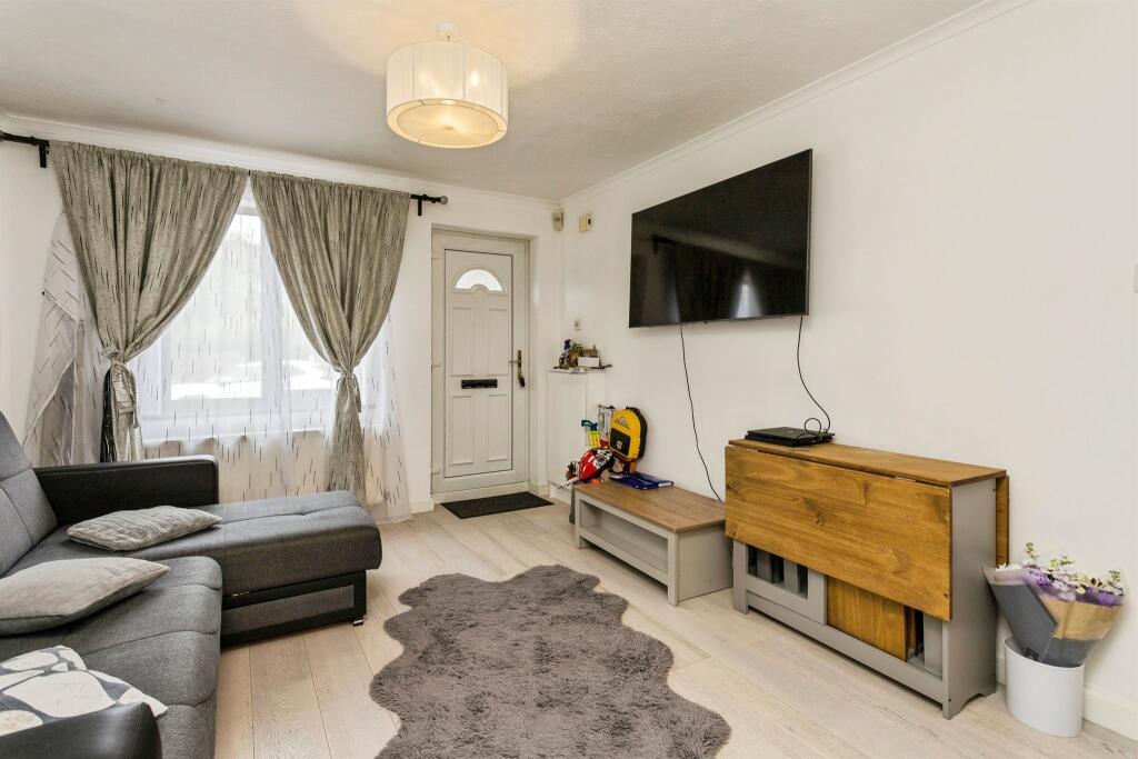 Windmill Court, Crawley photo 4
