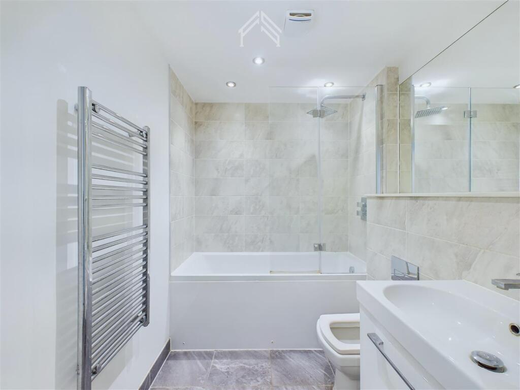 Apartment in Spelthorne, Surrey - View 4