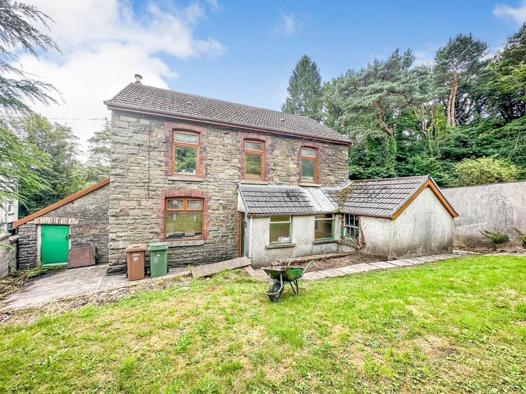 3-bed detached on Kings Hill, Hengoed, £325,000