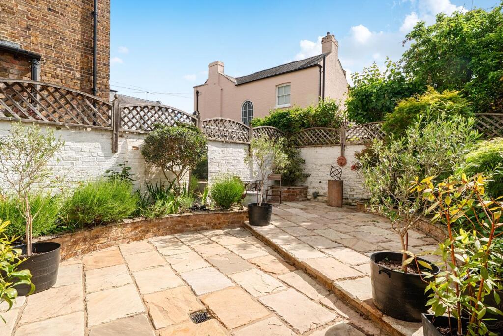 House in Slough - View 2