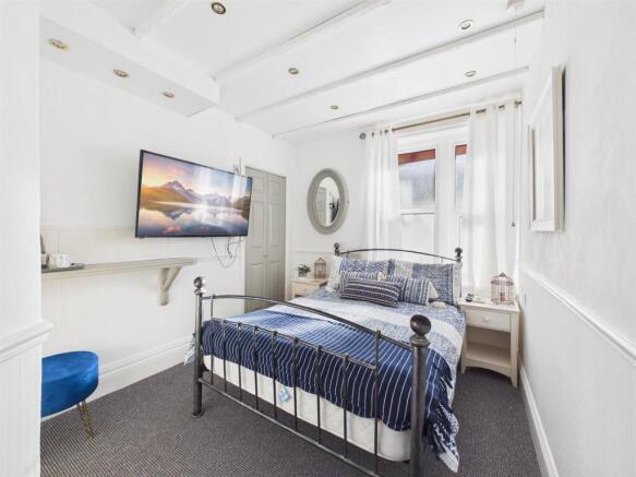 Bedroom/Room 3: