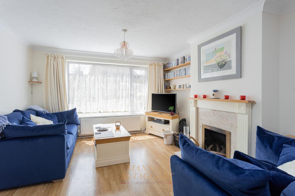 Tennyson Rise, East Grinstead, RH19 photo 4