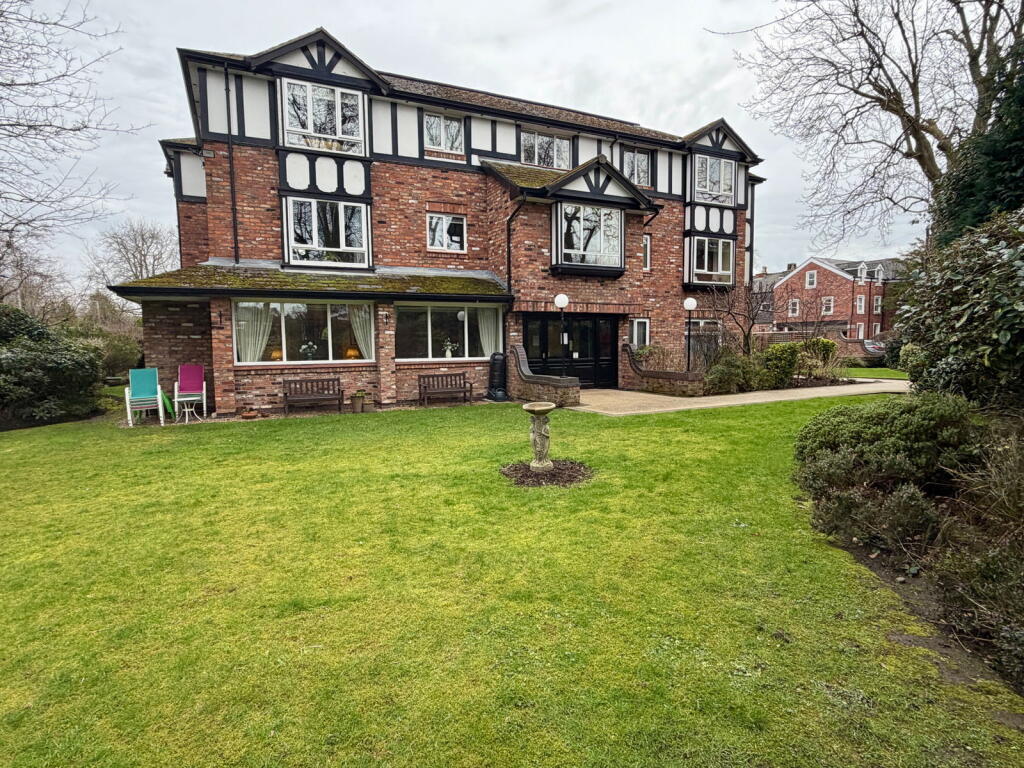 1-bed flat on Larchwood, The Crescent, Cheadle, £120,000