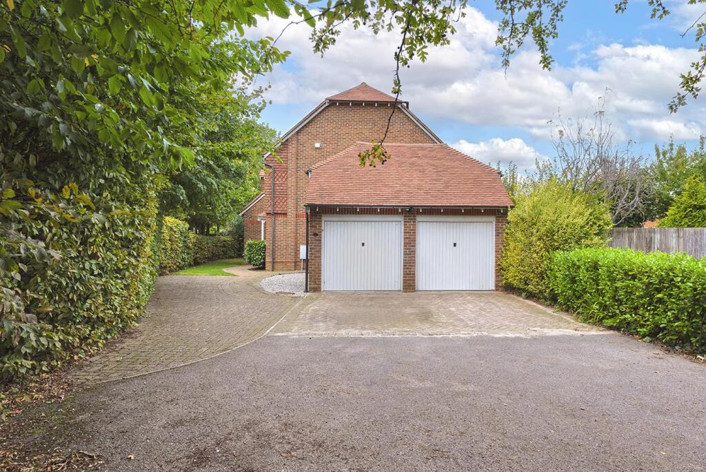 Goldings Close, Kings Hill, ME19 4BE photo 3
