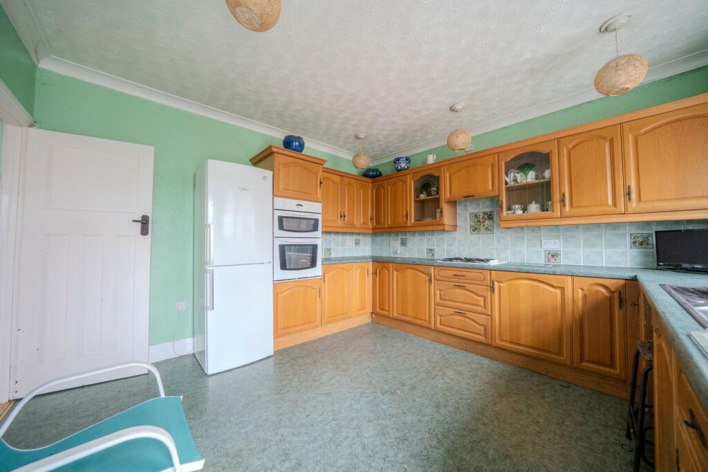 Gorleston Road, Lowestoft, NR32 3AF photo 3