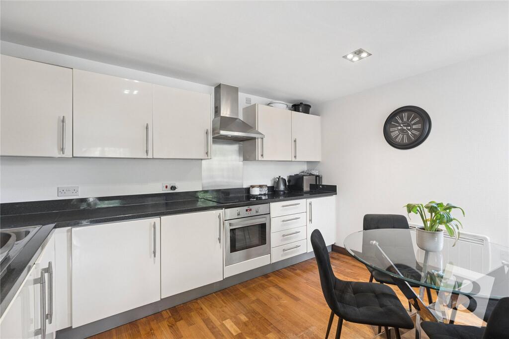 Apartment in Romford - View 5