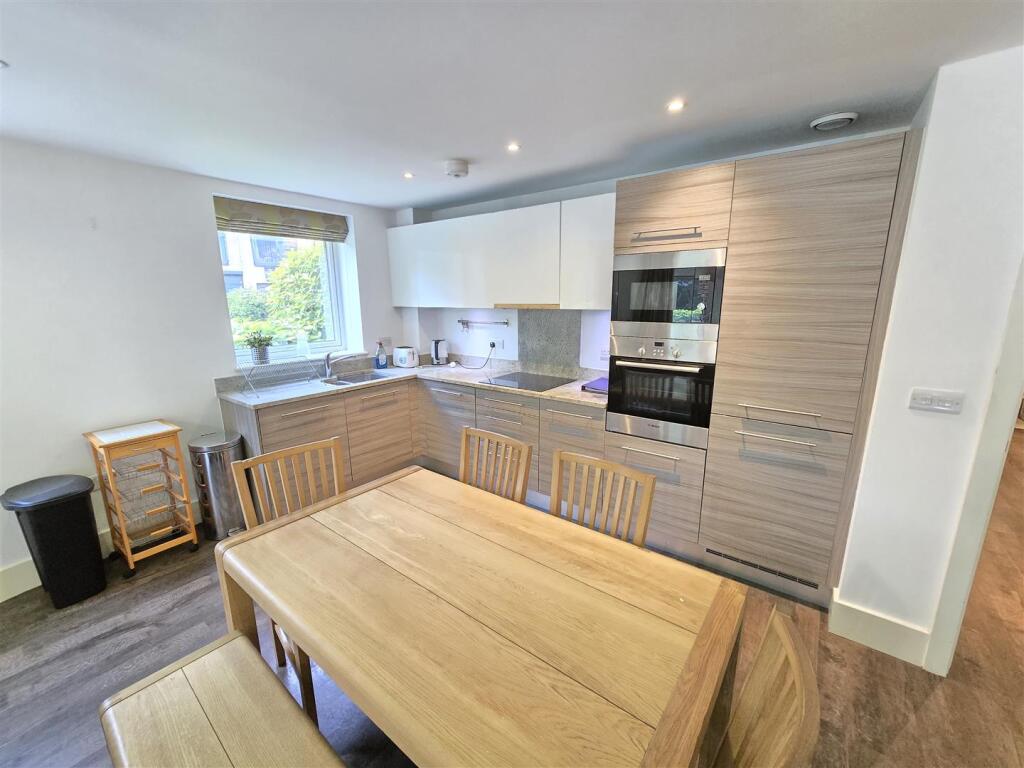 Apartment in London, Stanmore Place, Stanmore - View 2