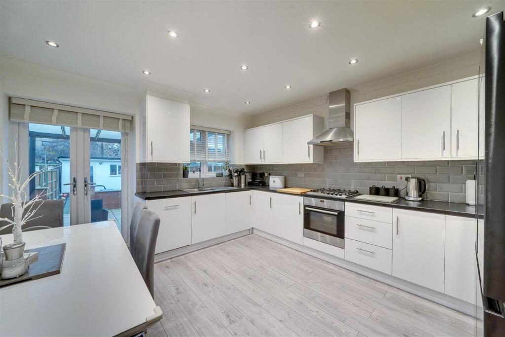 Queens Drive, Waltham Cross photo 3