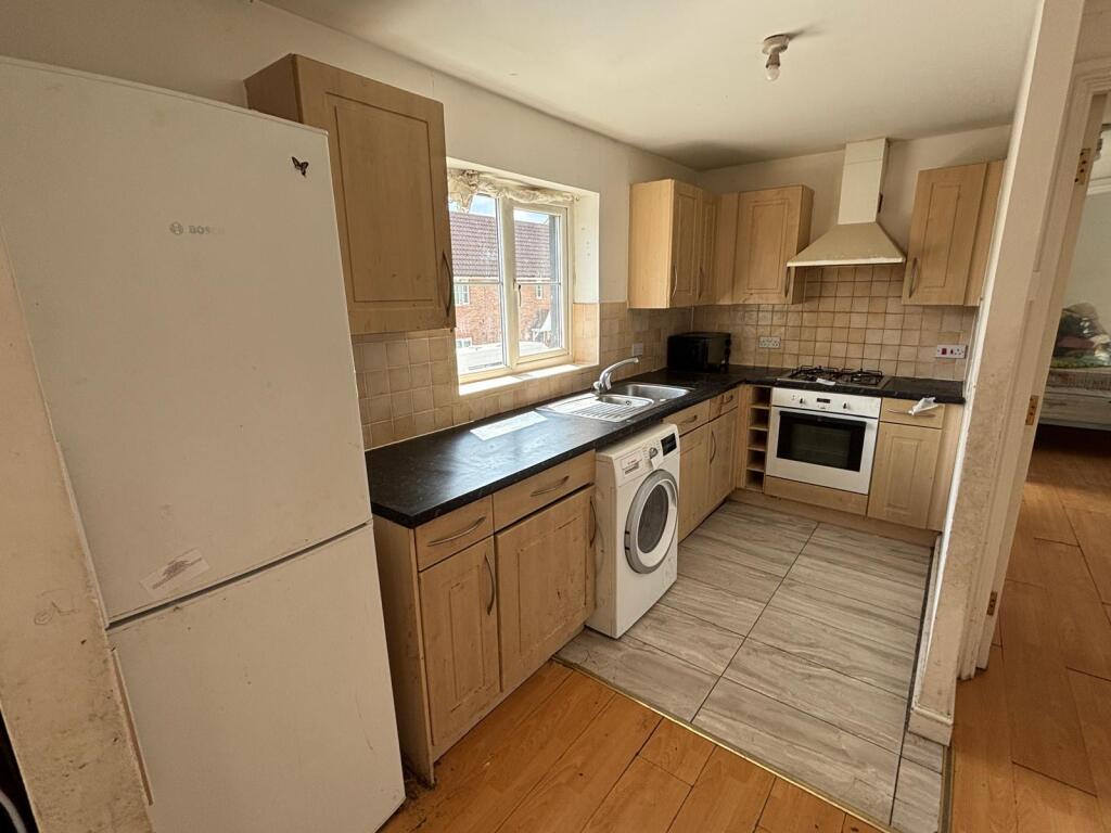 35 Caspian Way, Purfleet-On-Thames, Essex RM19 1LA photo 4