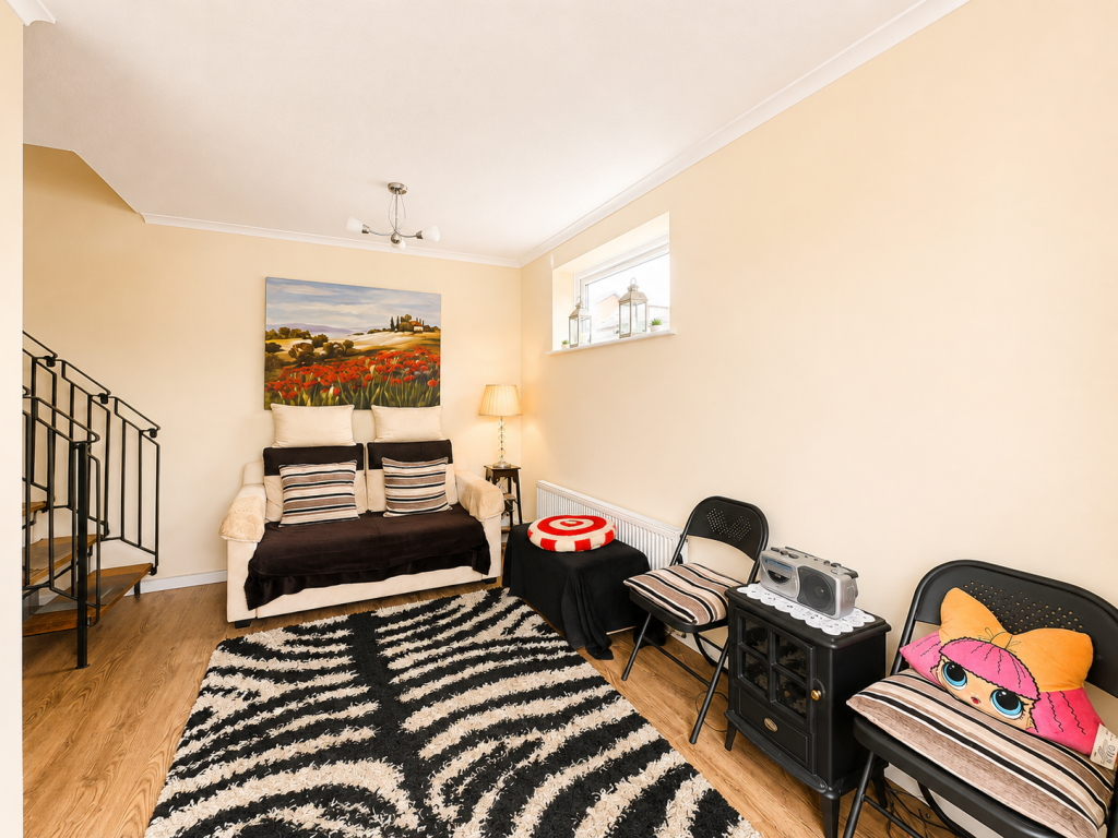Stevens Close, Hampton, TW12 - View 3