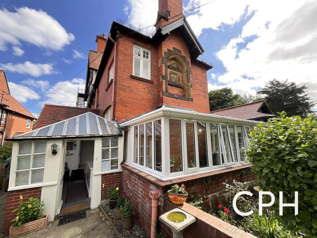 Main image of property: Ground floor flat. 26 Holbeck Hill, Scarborough. YO11 2XD