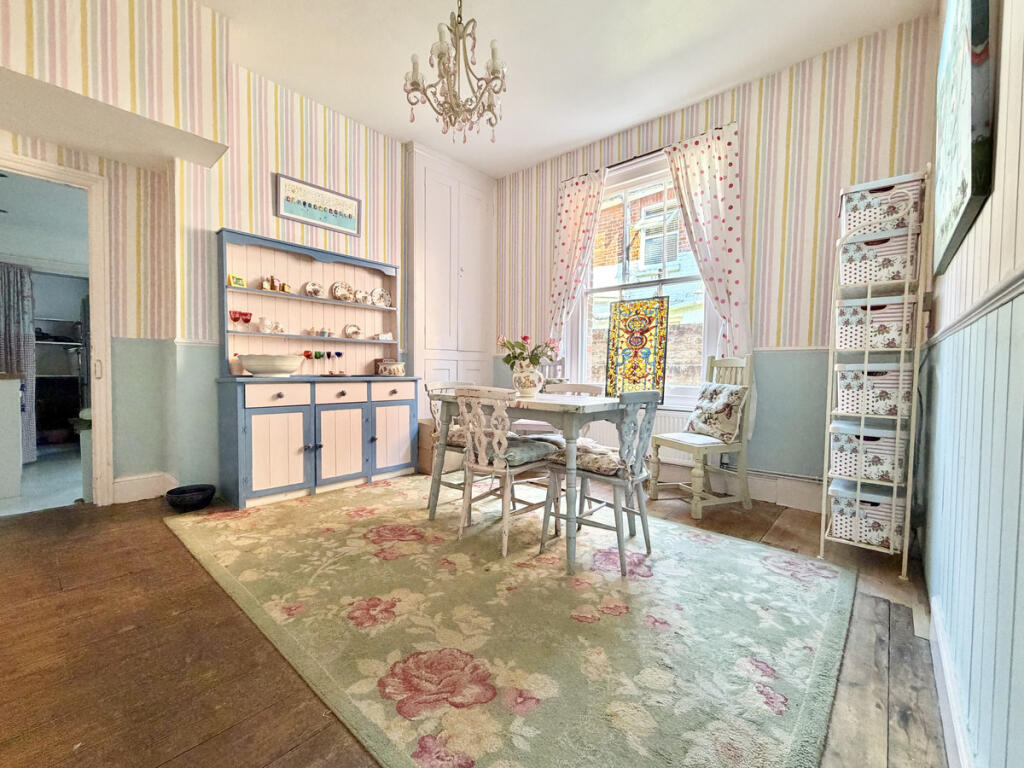 Pellhurst Road, Ryde, PO33 - More