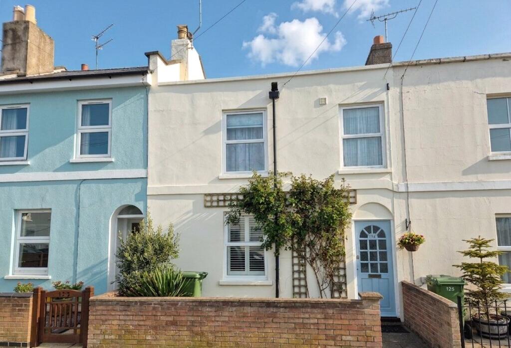 Main image of property: Naunton Crescent, CHELTENHAM, Gloucestershire, GL53