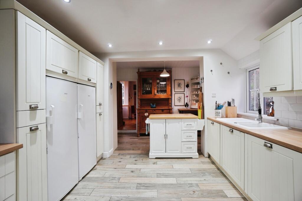 A beautiful cottage in Whitehouses - one of Retford's premier residential areas! photo 3