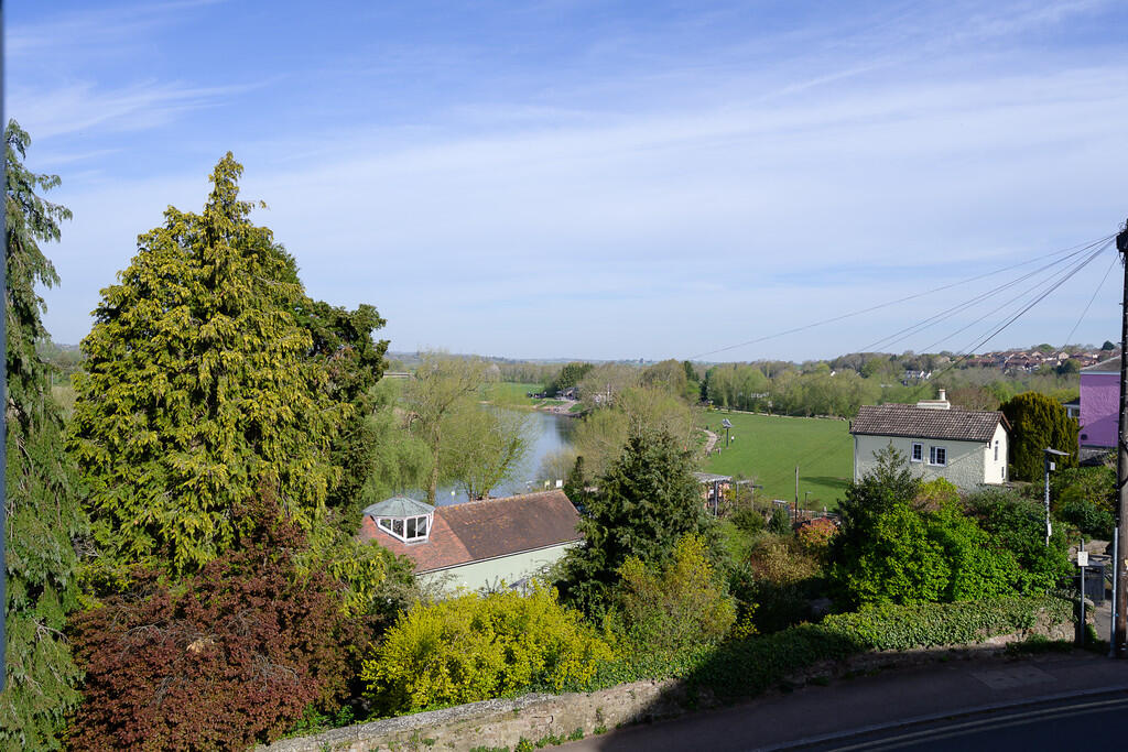 4-bed house on Ross-on-Wye, Deceptively Spacious & Views, £380,000