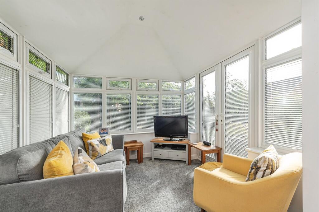 House in Leeds, Gildersome - View 4