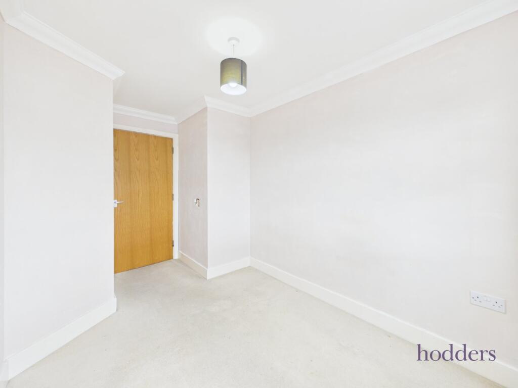 Apartment in Runnymede, Chertsey - More
