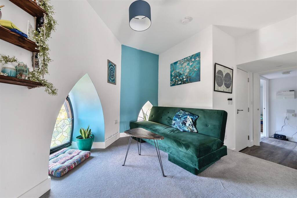 Apartment in Kingswood - View 5