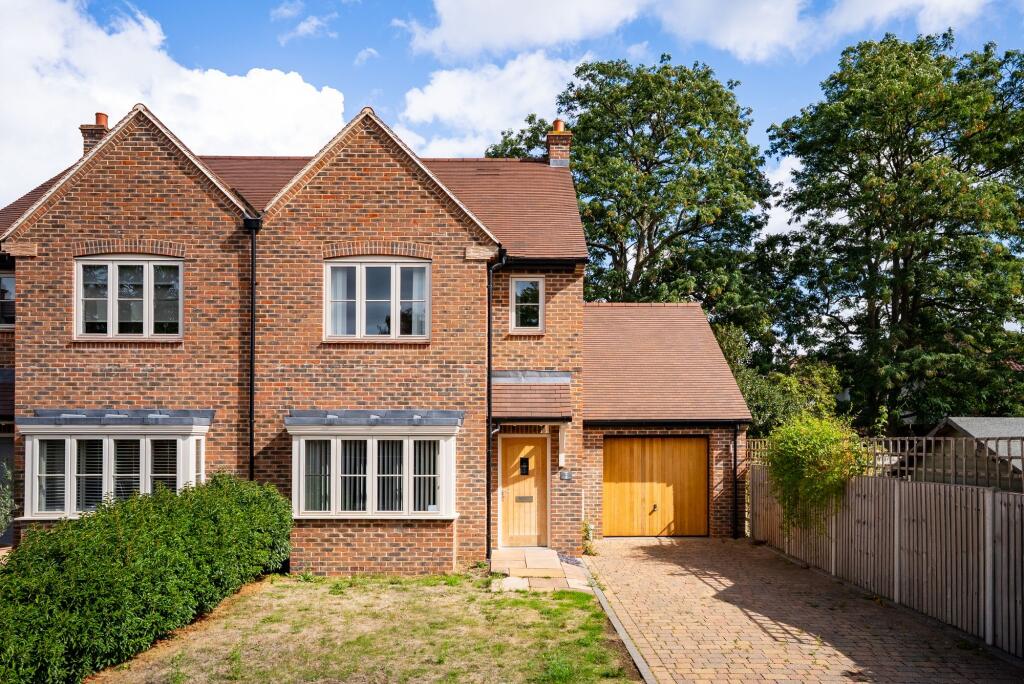 4-bed semi-detached on Middleton Close, Cambridge, CB4, £700,000