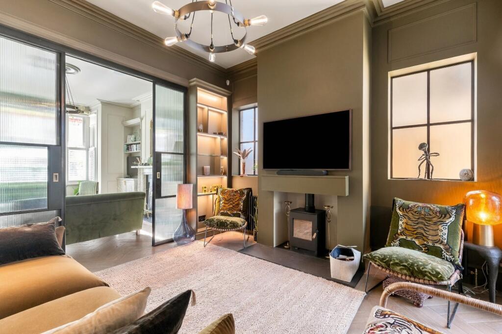 House in Richmond, Kew - More