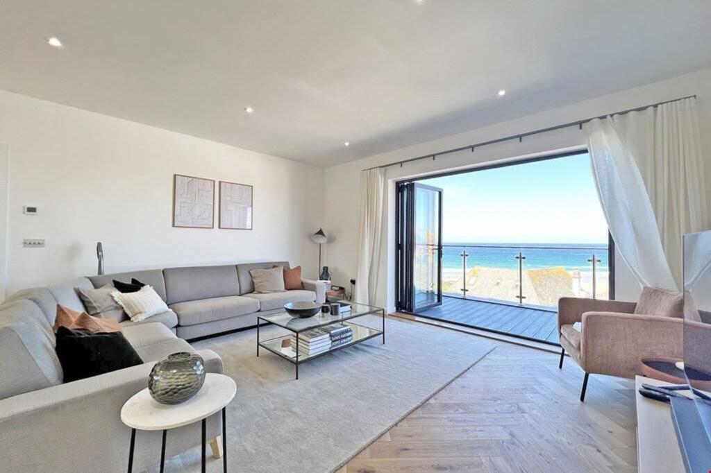 Pentire Avenue, Newquay photo 2