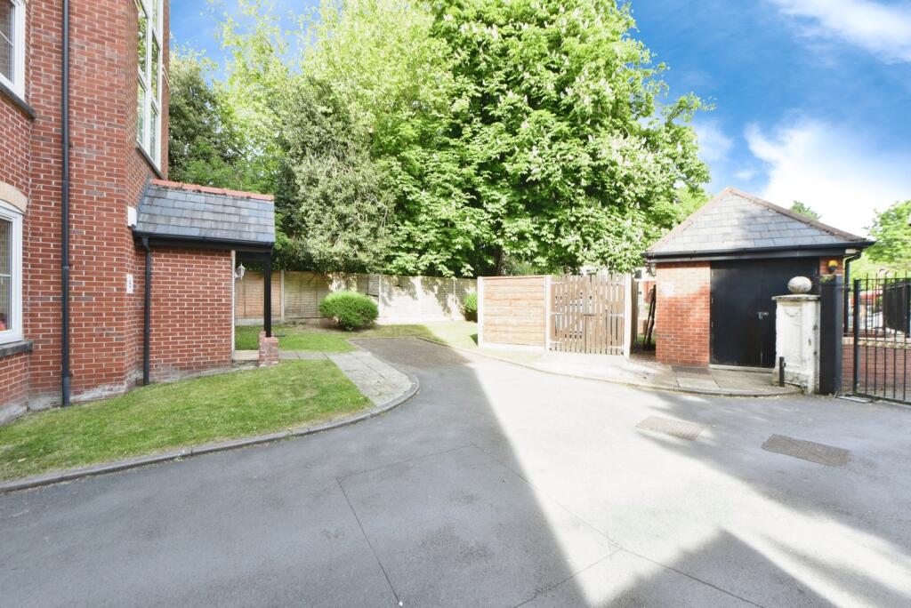 Apartment in Manchester, Whalley Range - View 4