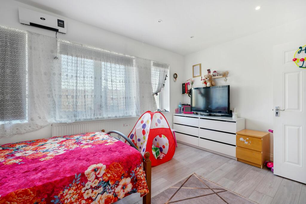 Flat 1 15 15a Empire Parade Great Cambridge Road qj2lFI56QLPIyvDESh15.jpg