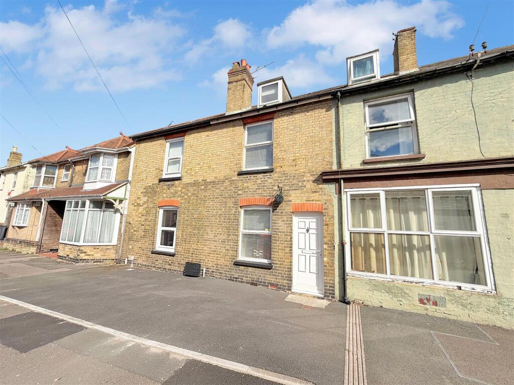 3-bed terraced on Clarence Road, East Cowes, £189,995