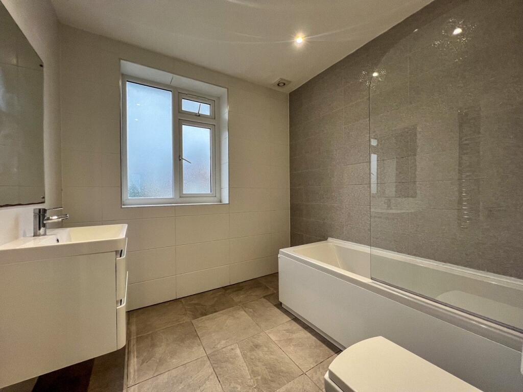 6 bedroom semi-detached house for rent