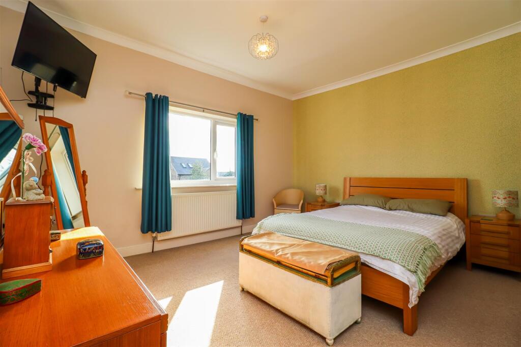 House in Wakefield, Lindale Park, Alverthorpe - More