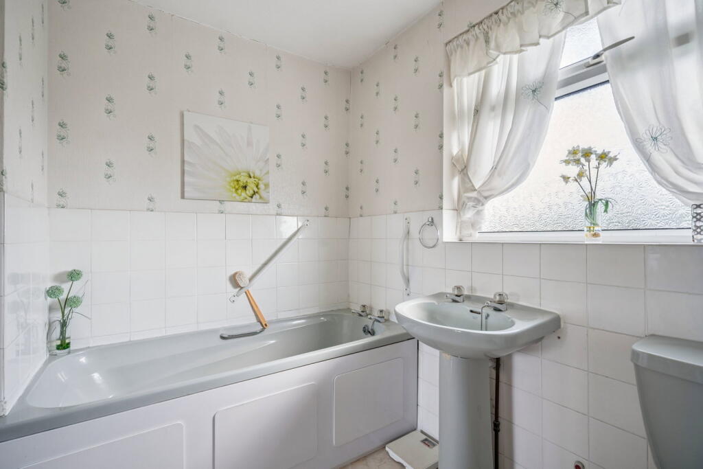 House in Buckinghamshire HP8 4DR, Chalfont St Giles - More