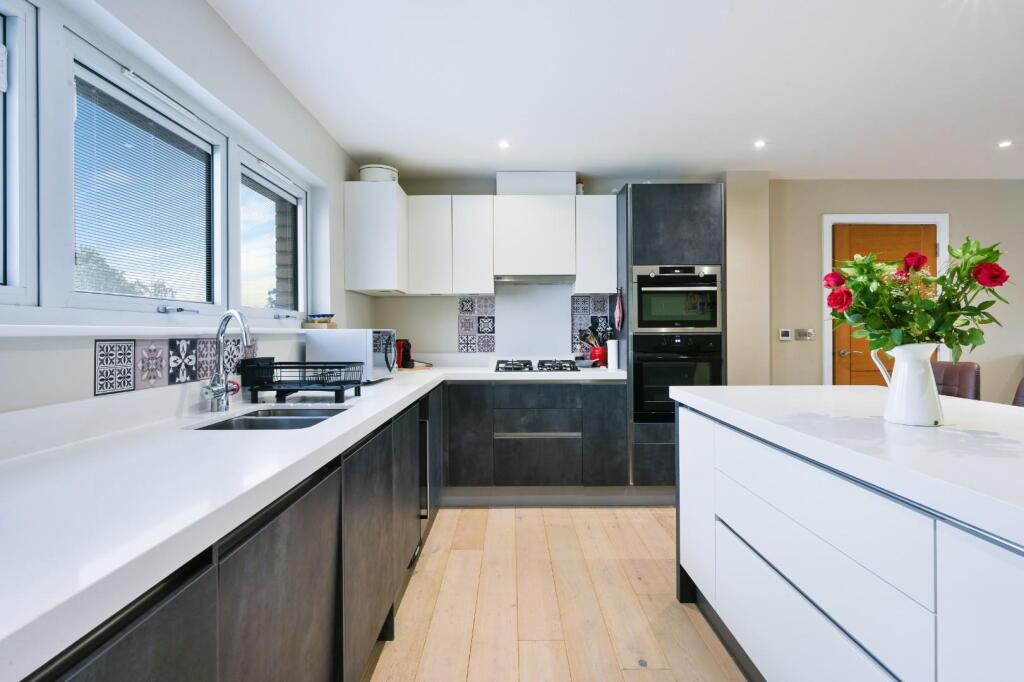 Apartment in Kingston upon Thames - View 4