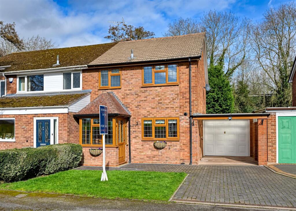 Main image of property: 32 Woodland Close, Albrighton, Wolverhampton, WV7 3PR