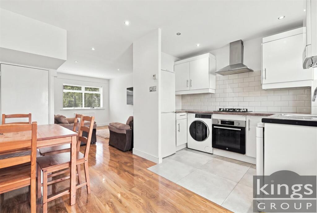 House in Broxbourne, Churchgate - More