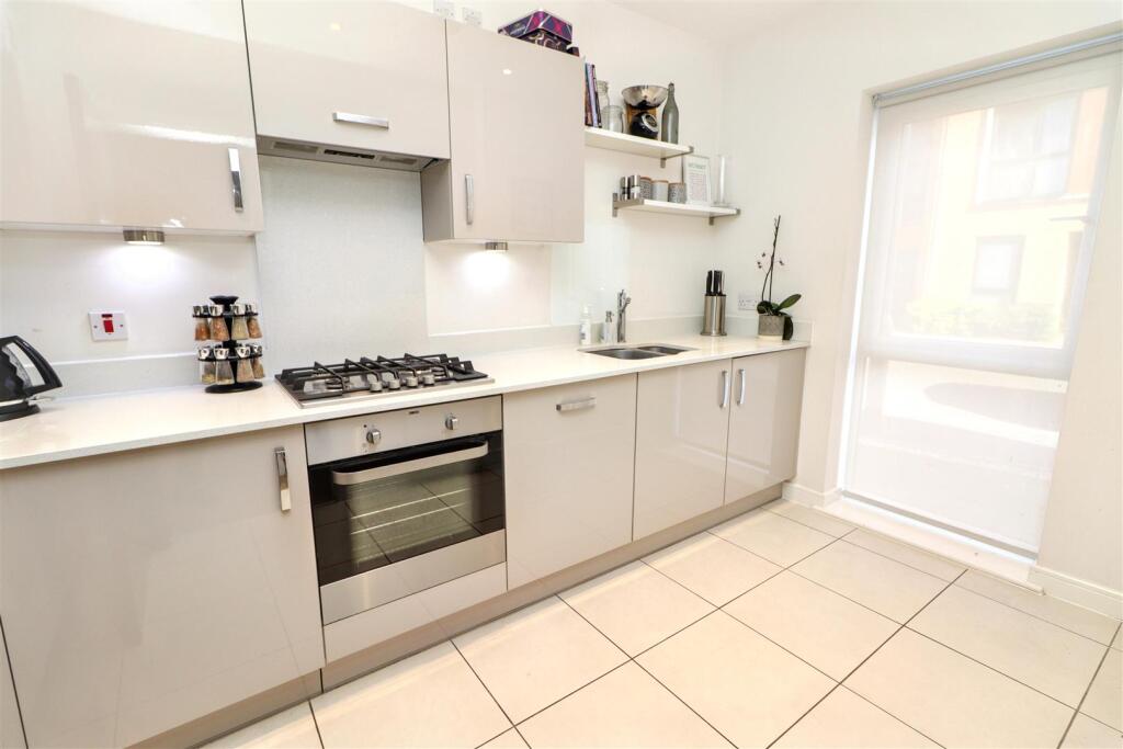House in Hertsmere, Elstree and Borehamwood - More